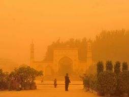 Un hombre uigure encara una tormenta de arena. En Hotan viven diez millones de uigures, etnia musulmana turcoparlante. AP / chinatopix