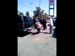 La pequeña quedó encerrada pues su madre olvidó las llaves dentro de la camioneta. YOUTUBE / Alfredo Alvarez