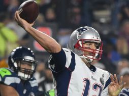 Dos empleados de los Patriotas preparaban los balones al gusto de Brady. AFP / ARCHIVO