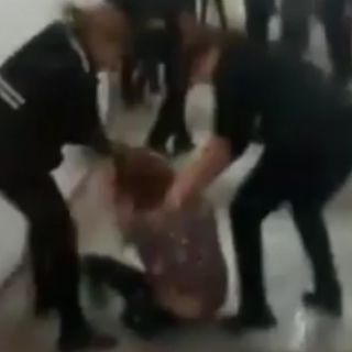 Policías golpean a mujer en la Feria de San Marcos