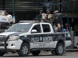 Tras la destitución de Job Encarnación Cuenca, los manifestantes acceden a devolver el armamento tomado de la Policía Municipal. AFP / P. Pardo