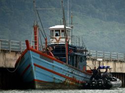 El barco llegó a la costa con cerca de 400 migrantes; es sacado del territorio sin saber cuál es su destino. AFP / M. Vatsyayana