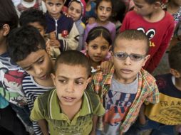 Un grupo de niños espera ayuda en Yemen. AP / H. Mohammed