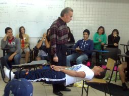 Orientador educativo de la Preparatoria 7 durante dinámica. NTX / H. Pescador