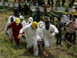Familiares de los mineros que siguen atrapados no pierden la esperanza de encontrarlos vivos. AFP / L. Robayo