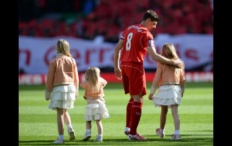 Steven Gerrard recorre el campo junto a sus tres hijas durante su despedida del Liverpool. AFP / O. Scarff