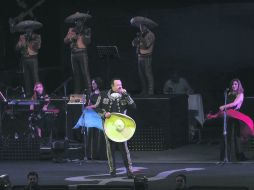 El zacatecano le cantó a las mujeres indecisas, además de dar un recorrido nostálgico, y de unos temas rockeros. EL INFORMADOR / M. Vargas