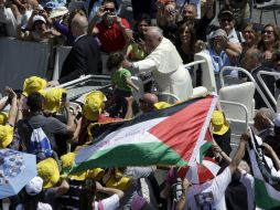 Francisco estuvo entre dos mil peregrinos palestinos, que ondearon banderas durante la ceremonia. AP / A. Tarantino