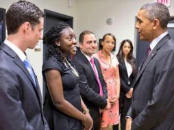 El mandatario estadunidense reconoce al joven mexicano, que radica en EU, y a otro grupon de jóvenes emprendedores de otros países. TWITTER / @fgdelc