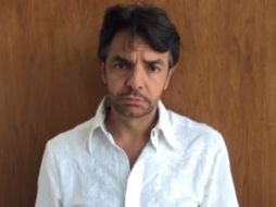 'Tengo una junta de trabajo, así que el lunes nos volveremos a separar y juntar en la noche', ironiza. YOUTUBE / Eugenio Derbez