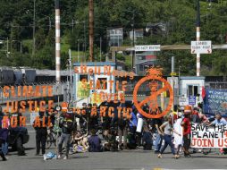 Manifestantes de todas las edades cantaron, rapearon y bailaron en la entrada de vehículos de la Terminal 5. AP / T. Warren