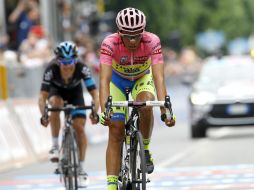 Alberto Contador, líder de la competencia, pedalea conla 'maglia rosa' durante el recorrido de la novena etapa del Giro de Italia. AFP / L. Benies