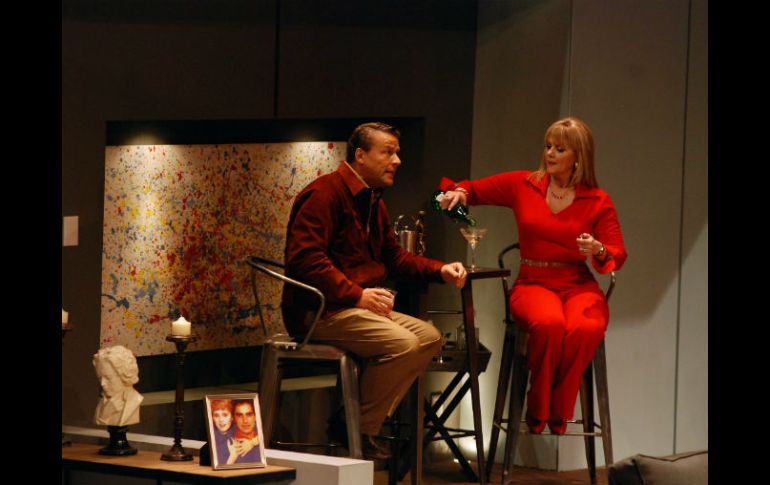 La obra de teatro está protagonizada por Alfredo Adame, Érika Buenfil (ambos en la foto), Laura Flores, Omar Fierro y Natasha Dupeyrón. NTX / P. Sánchez