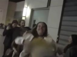 'Esperen, mejor tómenme una foto a mí. Soy muy bonita', aseguró la rubia mientras el actor (izq.) escapaba a sus espaldas. YOUTUBE / WordlzViralVideos