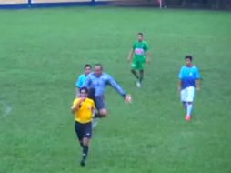 El portero Paulo Insúa, agrede por la espalda al silbante Abrahan Cosillo. YOUTUBE / Luis Miranda Vargas