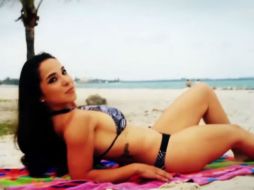 En el video se suceden imágenes de sensuales mujeres policías, coches deportivos y hasta un agente fumándose un puro. YOUTUBE / Felipe Hemming