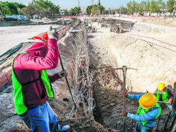 Varios trabajadores de la Línea 3 del Tren Ligero realizan su labor en la Glorieta La Normal. EL INFORMADOR / A. García