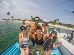 Jennifer y sus amigos disfrutan de un tour de actividades acuáticas. TWITTER / @riv_nayarit