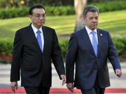 El primer ministro de China, Li Keqiang y el presidente de Colombia, Juan Manuel Santos, durante una ceremonia de bienvenida. AFP / G. Legaria