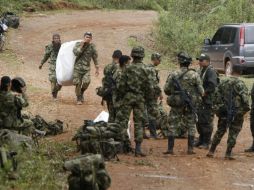 Santos ordenó el pasado 15 de abril reanudar los bombardeos a sus campañas tras la muerte de 12 militares colombianos. EFE / ARCHIVO