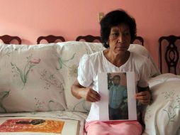 Doña Panchis muestra la foto de su hijo Gilberto, quien desapareció de la comunidad tras llegar a pasar unas vacaciones. SUN /