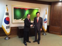 Los cancilleres de Corea, Ye Byung-se (der), y el de México, José Antonio Meade. TWITTER / @EmbaMexCor