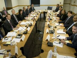 Delegaciones de ambos países, durante la cuarta ronda de conversaciones. AFP / B. Smialowski