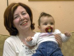 Annegret Raunigk, entonces de 55, posa con su hija Lelia, ahora denueve años, quien le expresó su deseo de tener más hermanos. EFE / ARCHIVO