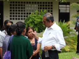Ortega platicó con los familiares de los desaparecidos este domingo. SUN / V. Rosas