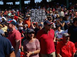 Brady fue castigado luego de que lo relacionaran con los empleados que sacaban aire a los balones. AFP / M. Meyer