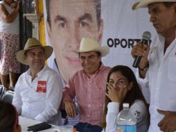 Rizo recorrió los poblados de San Isidro, Ixcatán, San Esteban, San Miguel Tateposco, Copala, entre otros. TWITTER / @ChavaRizo