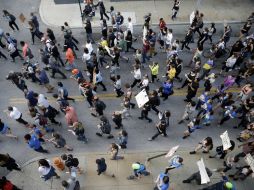 Las autoridades locales emitieron una nueva disposición en la que se obliga a usar las banquetas en las protestas. AP / ARCHIVO