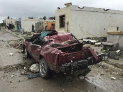 El tornado dejó varios muertos y heridos, además de daños materiales. AP /