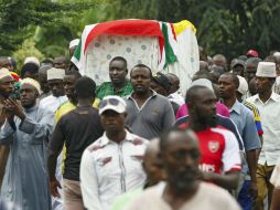 Hombres musulmanes cargan el féretro de Zedi Feruzi. Su muerte llevaría a las calles las protestas en contra del gobierno. EFE / ARCHIVO