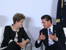Enrique Peña Nieto y la presidenta brasileña, Dilma Rousseff, hablan durante un encuentro empresarial. EFE / M. Guzmán