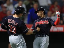 Francisco Lindor (derecha), de los Indios, celebra tras conectar jonrón productor de tres carreras.