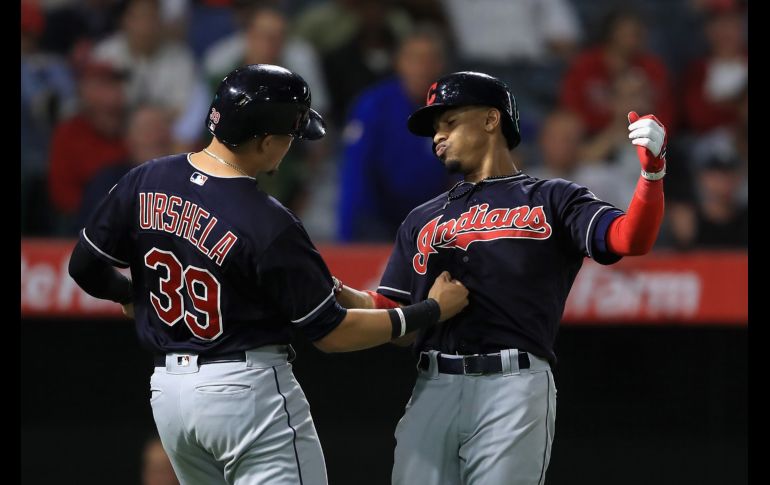 Francisco Lindor (derecha), de los Indios, celebra tras conectar jonrón productor de tres carreras.