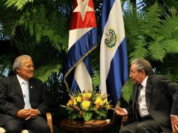 El encuentro entre Salvador Sánchez Cerén (i) y Raúl Castro (d) tuvo lugar en el Palacio de la Revolución. EFE / A. Ernesto