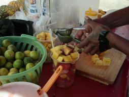 El programa 'Aguas con el Agua'  revisa a todos los vendedores de agua fresca, así como de otros productos que se venden en la calle. EL INFORMADOR / ARCHIVO