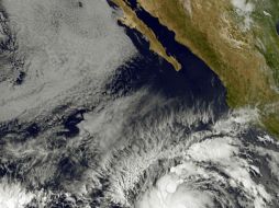 Alrededor de las 19:00 horas, el centro del huracán se encontraba a mil 235 kilómetros al sur-suroeste de Baja California Sur. AFP / NOAA-NASA GOES