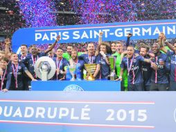 El plantel del PSG posa con los trofeos (de izq. a der.) de la Ligue 1, la Coupe de France,la Supercopa francesa y la Copa de la Liga. AP / J. Brinon