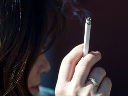 Al principio una persona se conforma con un cigarro, pero con el tiempo necesita más para mantener el mismo efecto. EL INFORMADOR / ARCHIVO