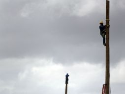 Personal de la Comisión Federal de Electricidad (CFE) se encuentra en la zona reemplazando postes y dos transformadores. NTX / ARCHIVO