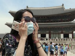 La gente en Corea usa protección para evitar infectarse. AP / C. Yae Koo