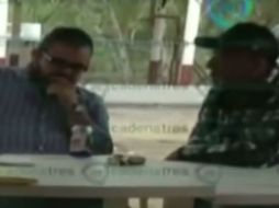 Rodrigo Vallejo aparece en varios videos junto al líder criminal de Los Caballeros Templarios, Servando Gómez Martínez 'La Tuta'. YOUTUBE / Cadenatres Noticias