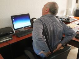 La gente que permanece sentada por periodos largos es más propensa a rigidez articular y dolor de espalda. EL INFORMADOR / ARCHIVO