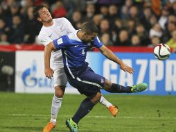 Cameron Carter-Vickers (Estados Unidos) pelea un balón con el neozlelandés Deklan Wynne. EFE / D. CAMPBELL