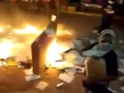 La quema de material electoral fue realizada por presuntos integrantes del Movimiento Popular Guerrerense. YOUTUBE / liadiz1