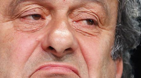 Michel Platini tendría que dejar la UEFA, donde cuenta con apoyo unánime, para dirigir una FIFA convertida en un lugar de intrigas. AP / M. Probst