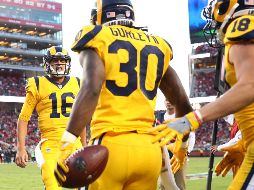 Todd Gurley #30 y Jared Goff #16 celebran tras una anotación.